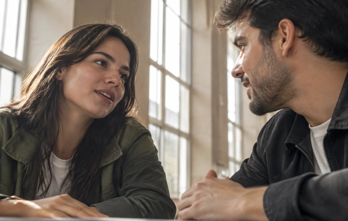 Pessoa em pé diante da turma sustentando um argumento com as anotações na mão